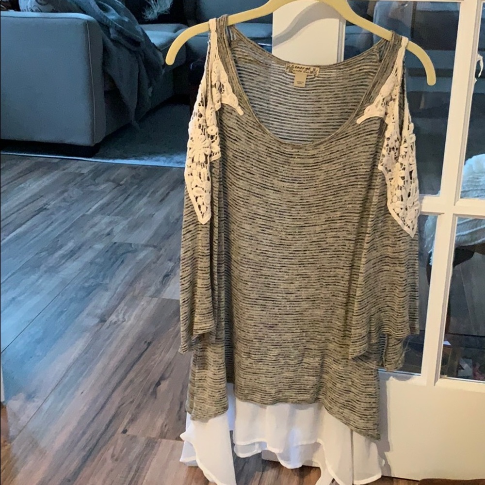 Boutique beautiful top can be worn with leggings